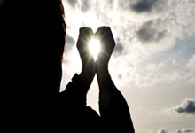 英国田径选手突破自我，登顶领奖台